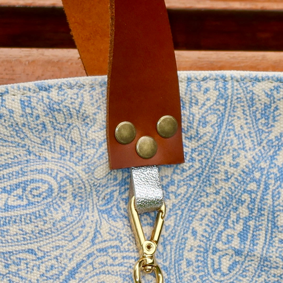 Bolsa Wallow Arabesque Azul com Alça de Couro Marrom