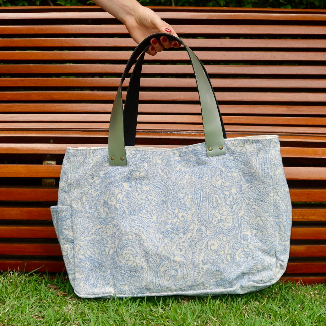 Bolsa Wallow Arabesque Azul com Alça de Couro Prata