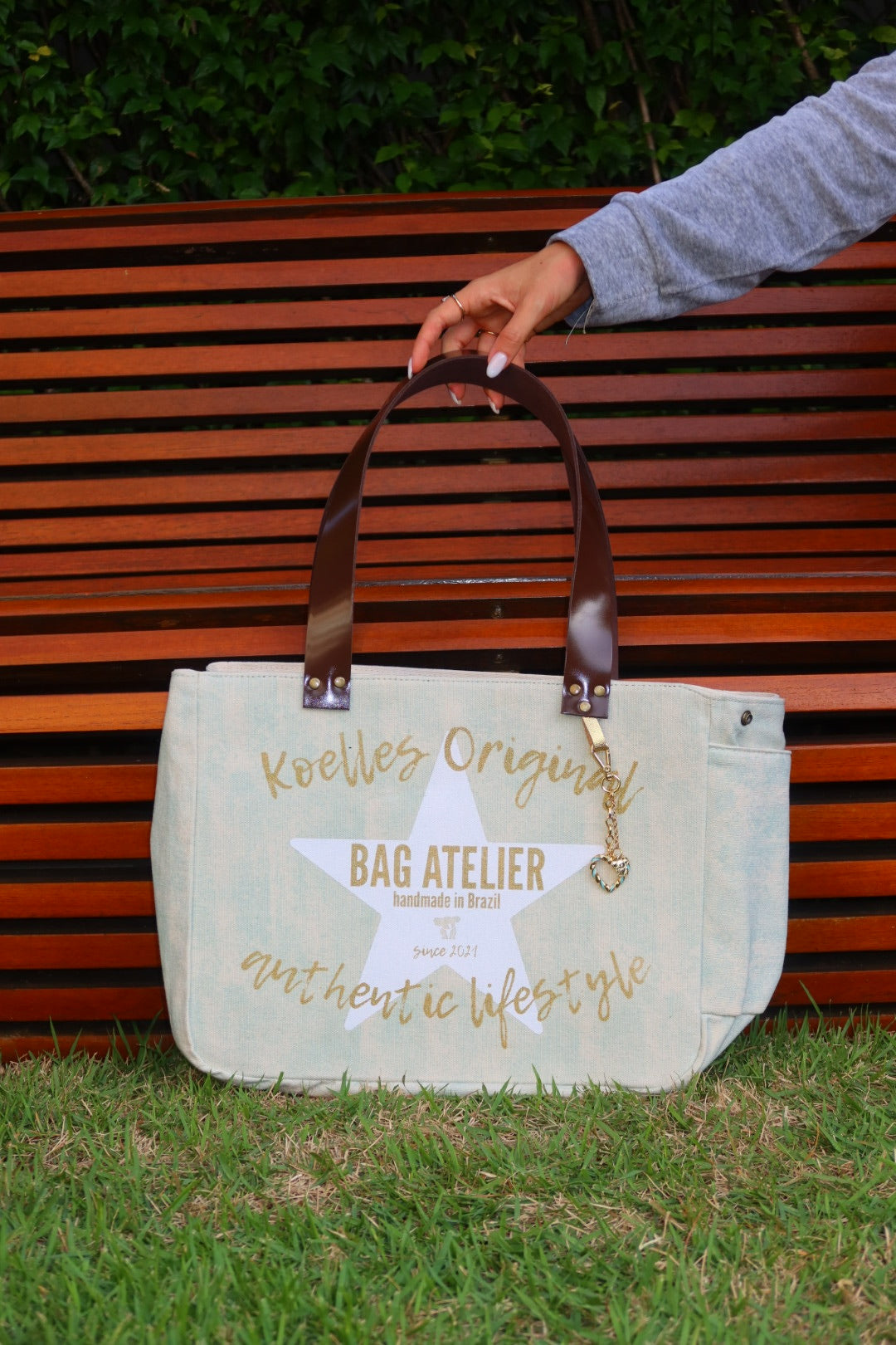 Bolsa Nuna Aqua com Alças de Couro Marrom Vinil