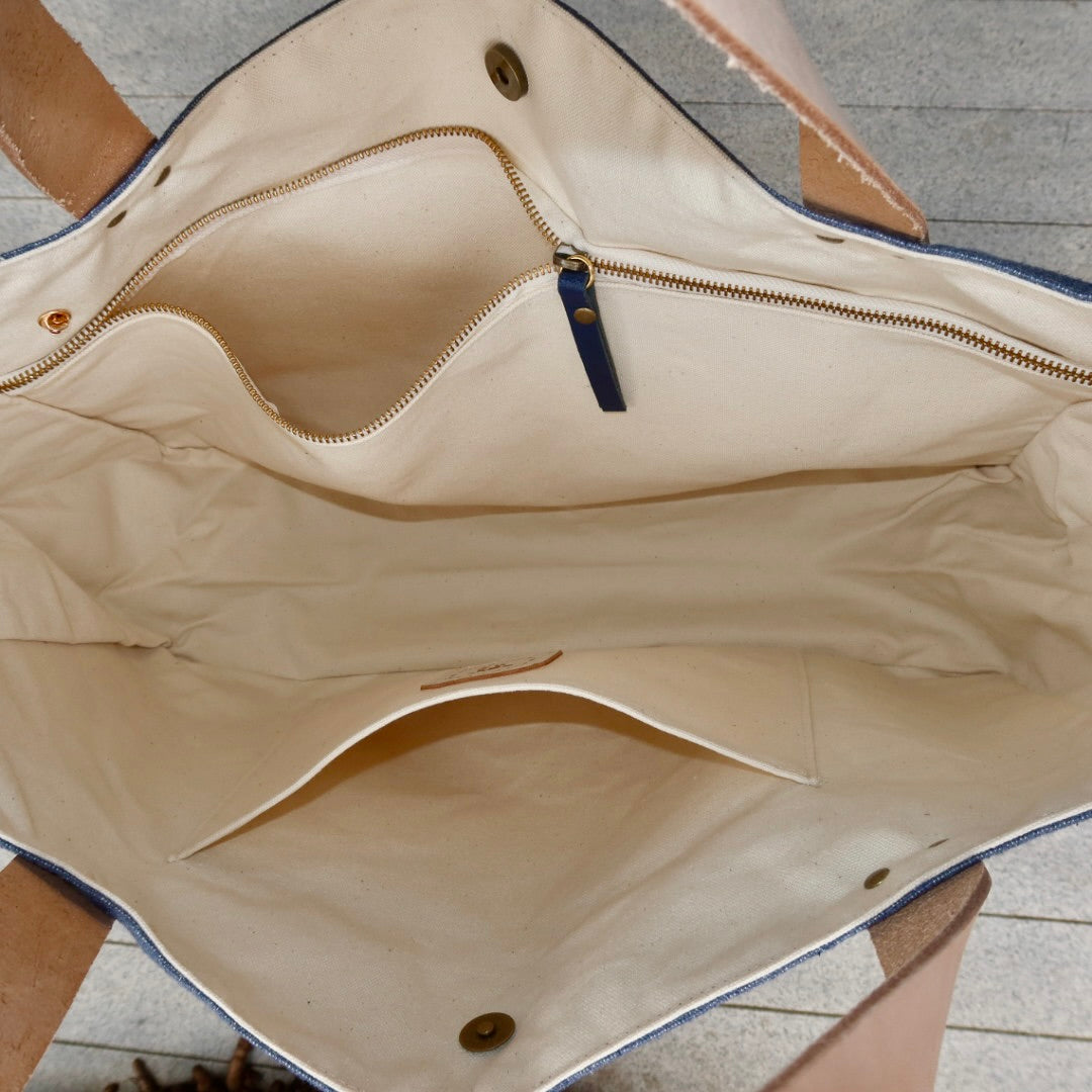 Bolsa Wallow Jeans Claro com Alça de Couro Pêssego