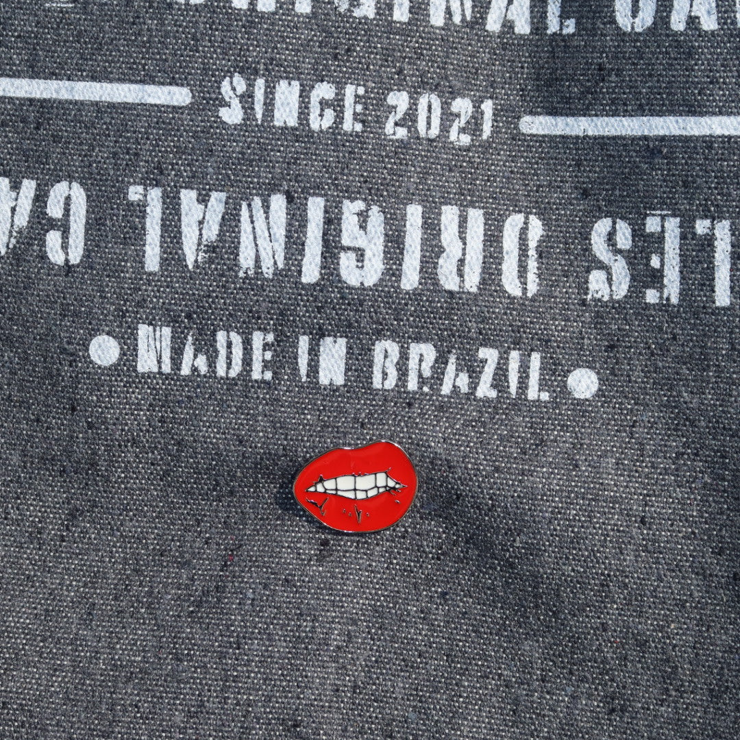 Bolsa Wallow Cinza com Alça de Couro Vermelho