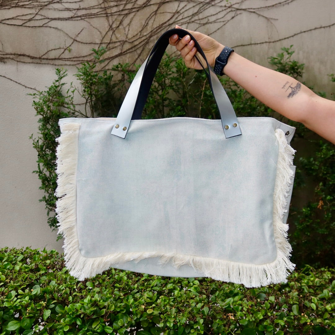 Bolsa Wallow Aqua com Alça de Couro Prata com Zíper