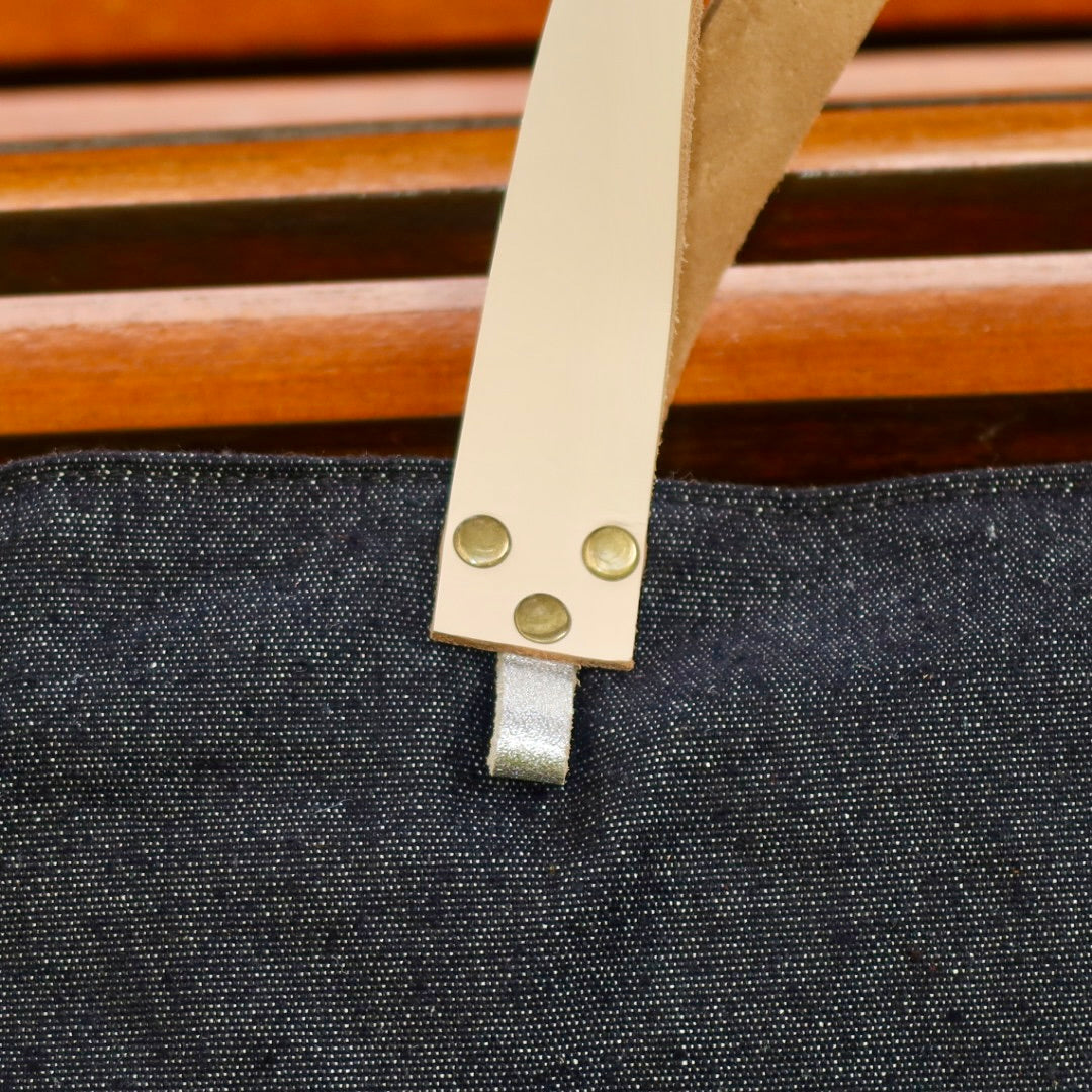 Bolsa Wallow Jeans Preto com Alça de Couro Bege com Zíper