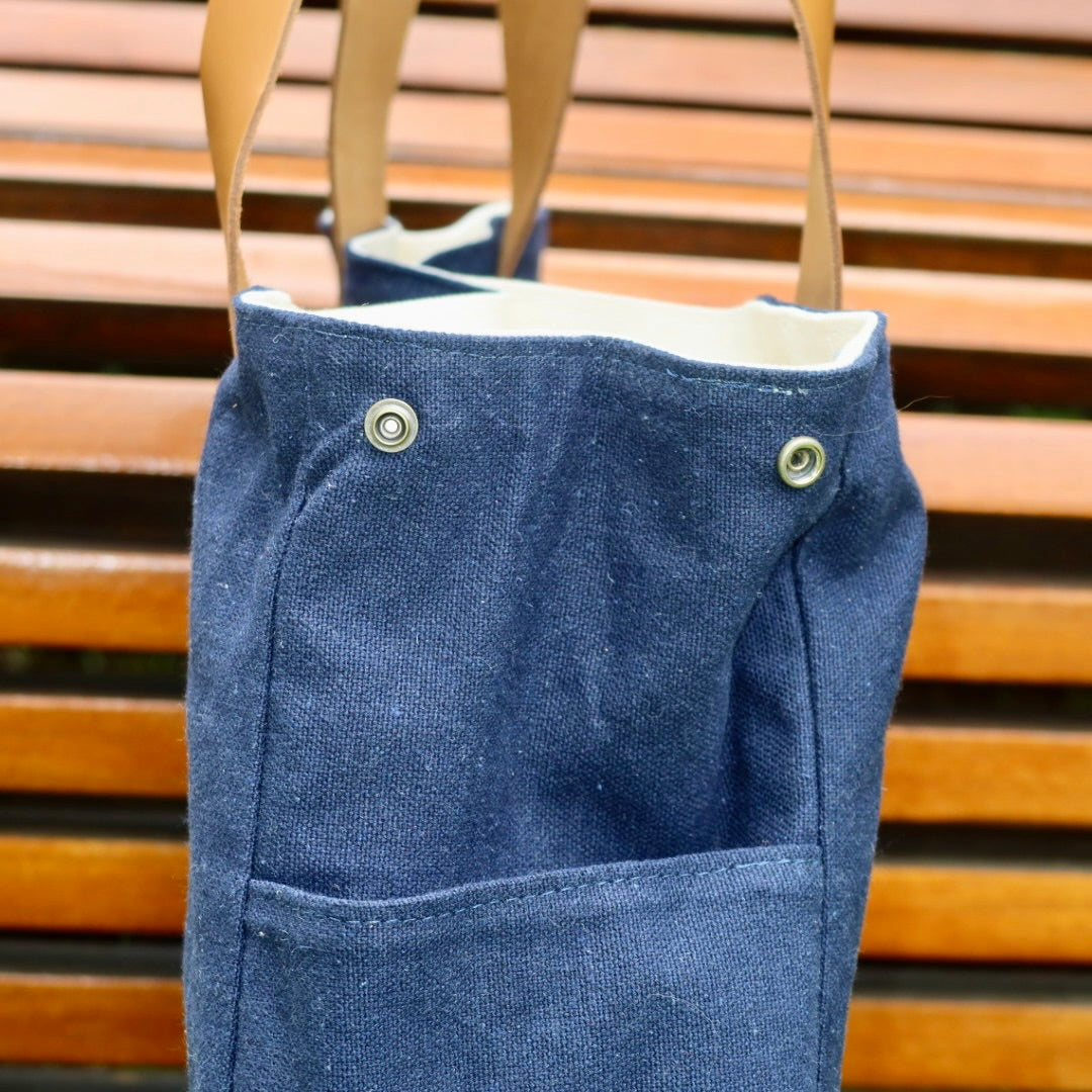 Bolsa Wallow Marinho com Alça de Couro Caramelo