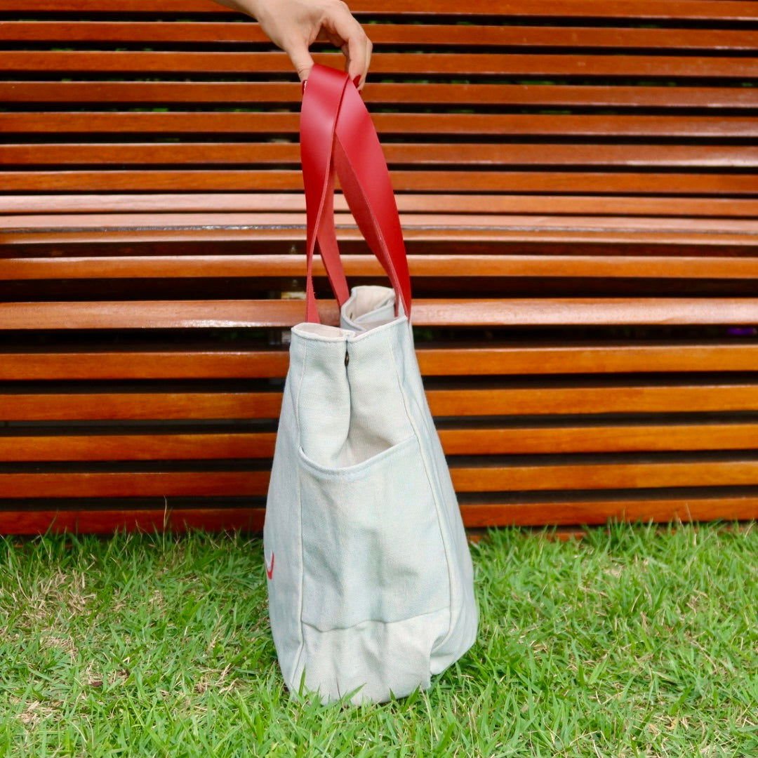 Bolsa Wallow Azul com Alça de Couro Vermelho