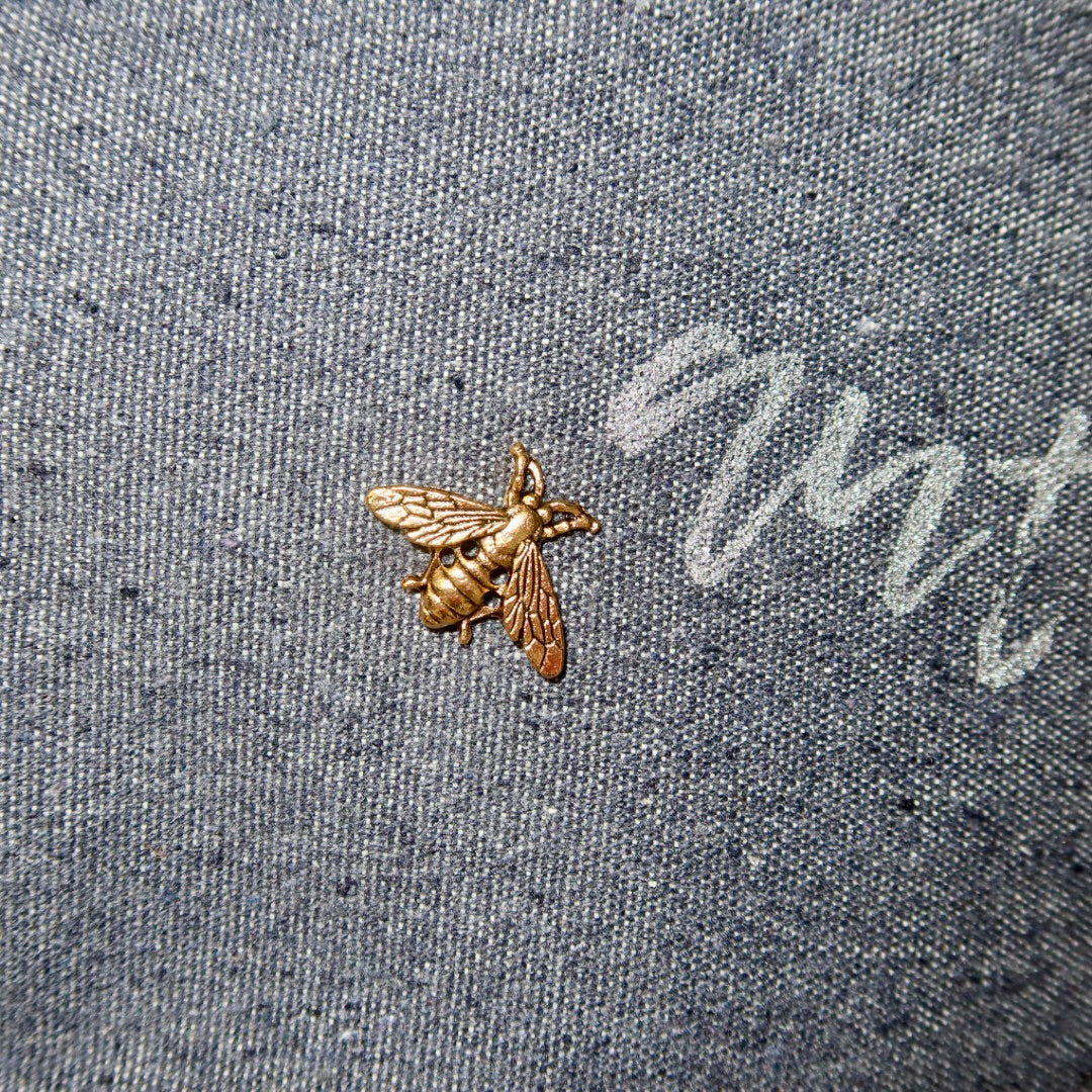 Bolsa Wallow Cinza com Alça de Couro Prata