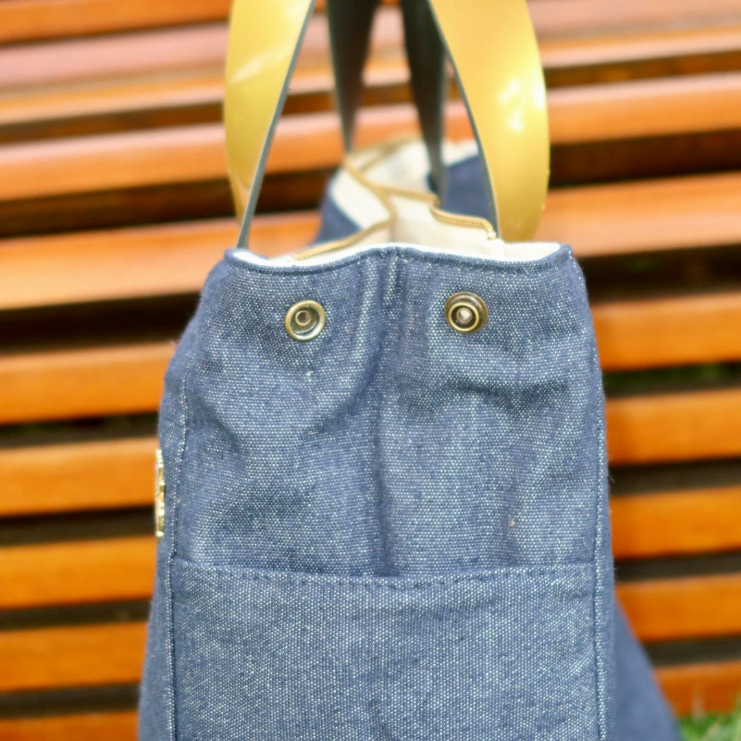 Bolsa Wallow Jeans Escuro com Alça de Couro Dourado com Zíper