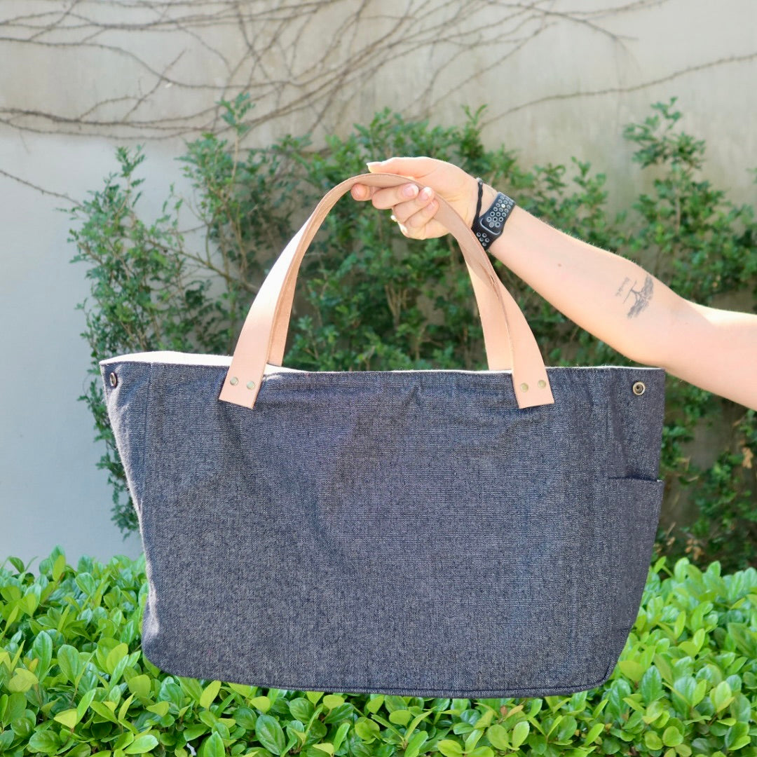 Bolsa Wallow Jeans Preto com Alça de Couro Caramelo com Zíper