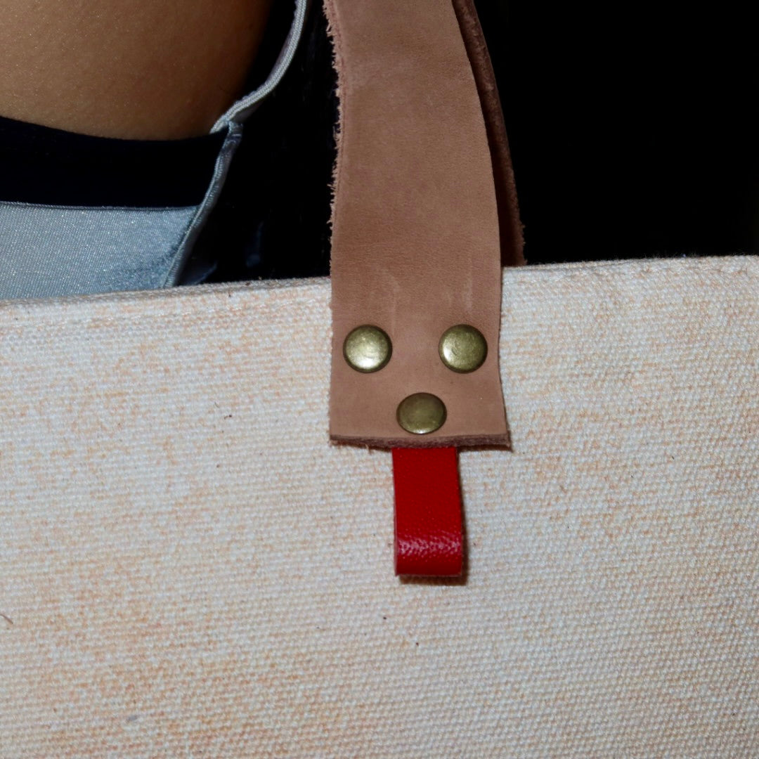 Bolsa Nuna Laranja com Alças de Couro Dourada