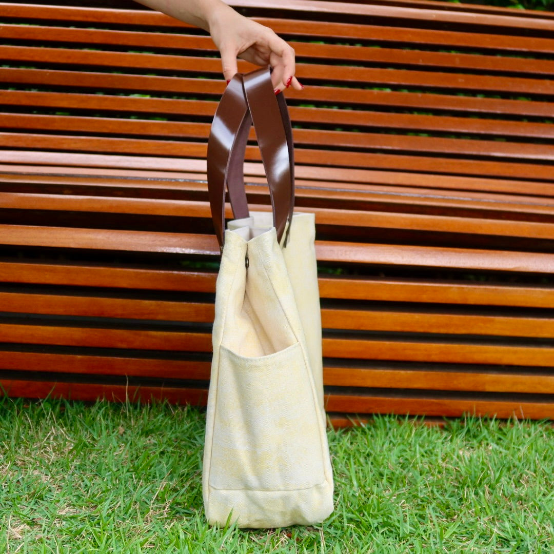 Bolsa Wallow Amarela com Alça de Couro Marrom Escuro