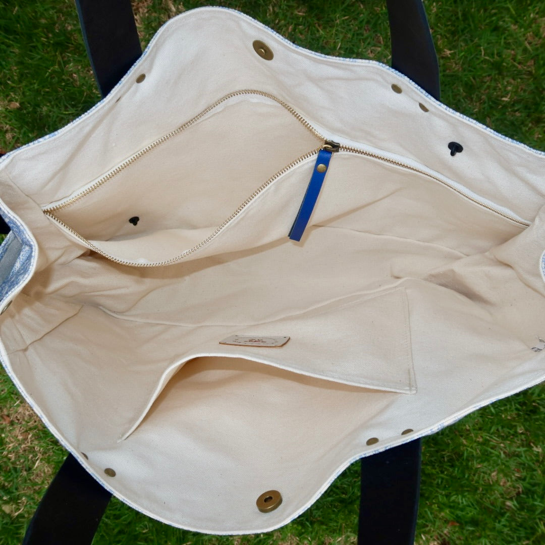 Bolsa Wallow Arabesque Azul com Alça de Couro Prata