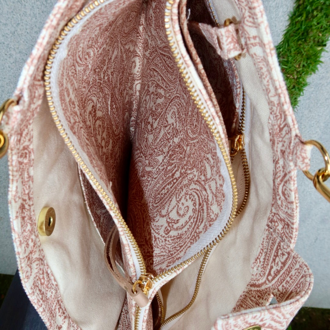 Bolsa Katrin Arabesque Terracota com Alças de Corrente e Couro Rosa Claro