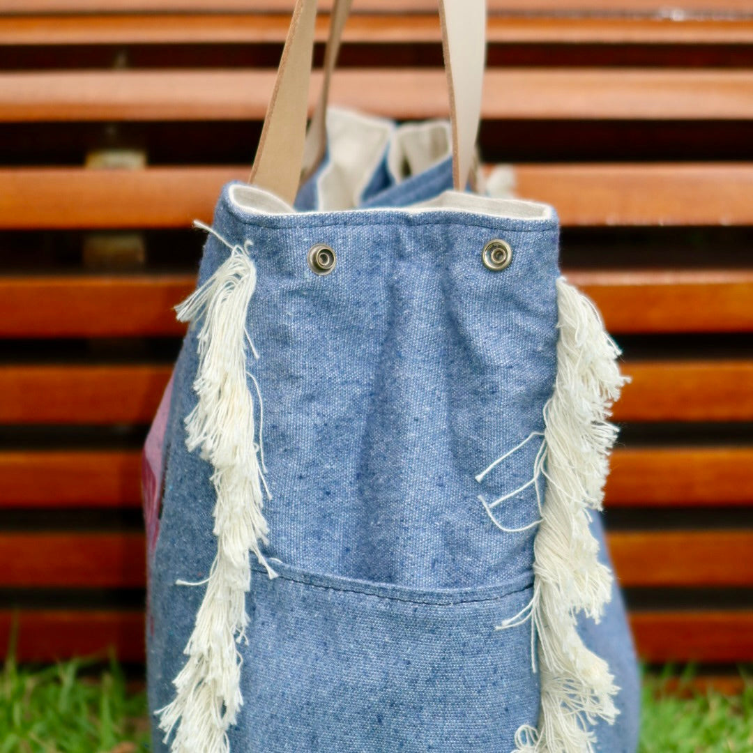 Bolsa Wallow Jeans Claro com Alça de Couro Branco