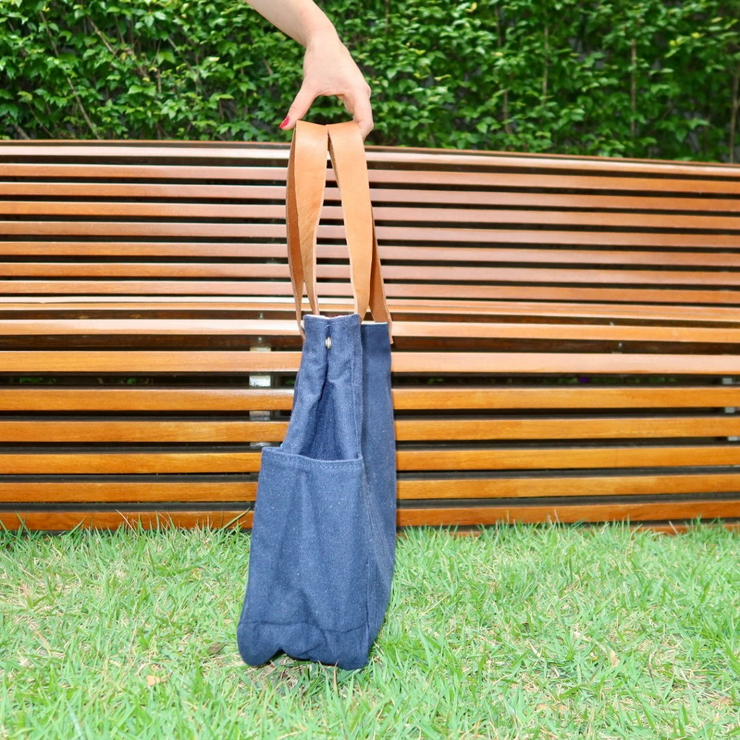 Bolsa Wallow Marinho com Alça de Couro Caramelo