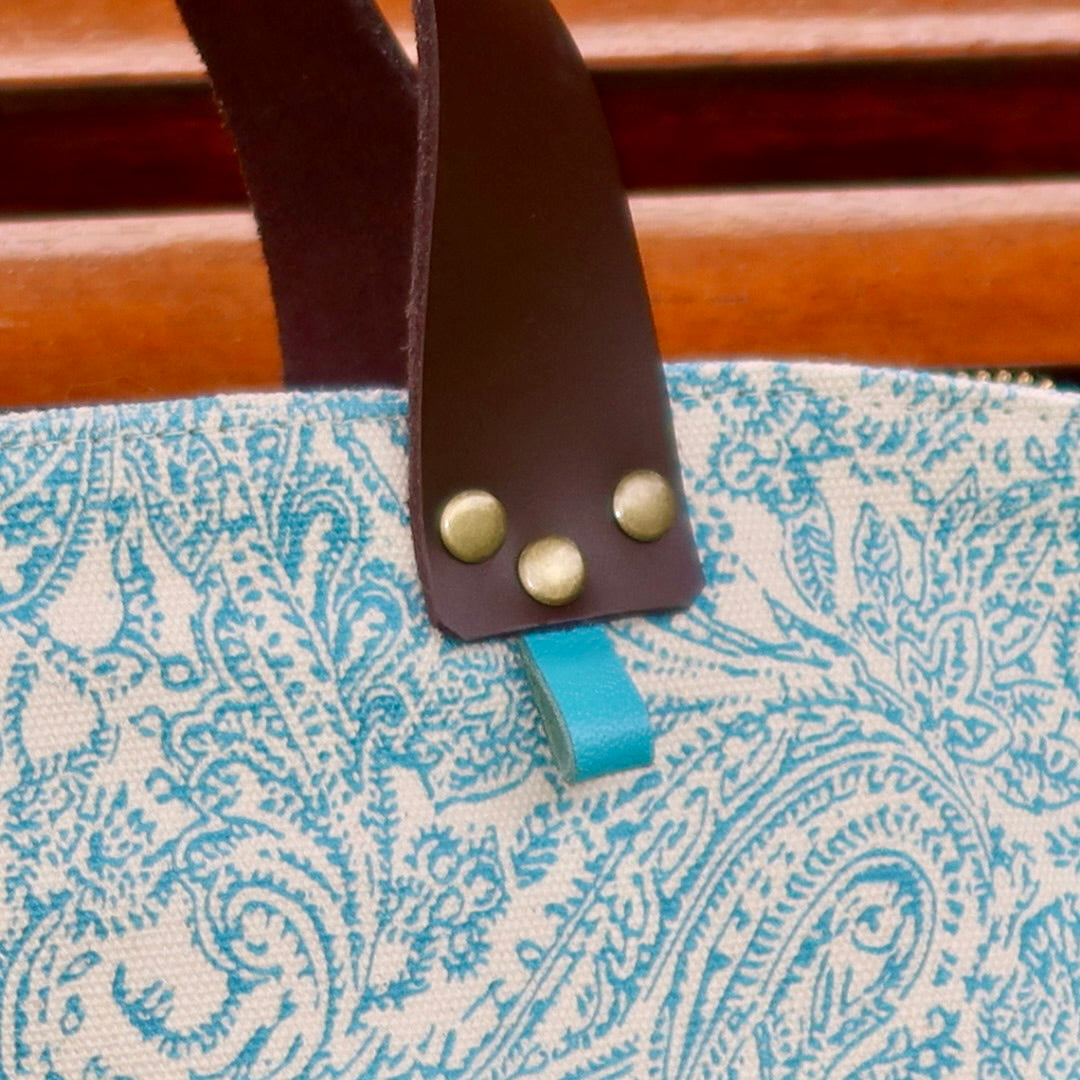 Bolsa Wallow Arabesque Turquesa com Alça de Couro Marrom Escuro com Zíper