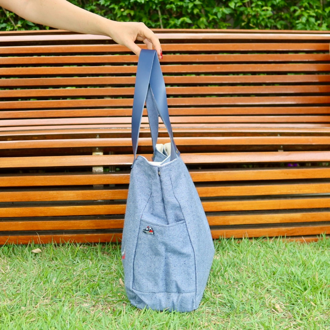 Bolsa Wallow Jeans Claro com Alça de Couro Marinho