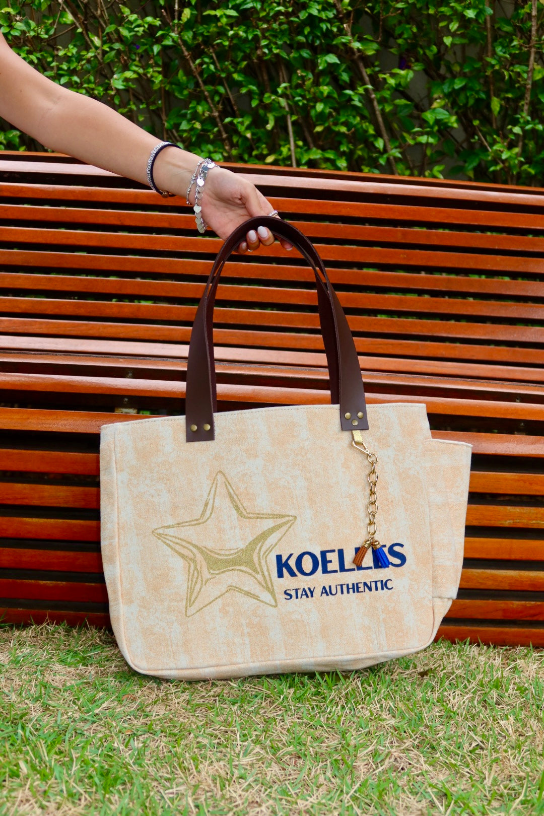Bolsa Nuna Laranja com Alças de Couro Marrom Escuro