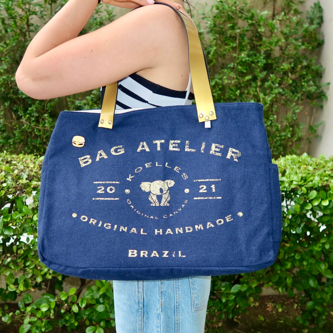 Bolsa Wallow Marinho com Alça de Couro Dourado