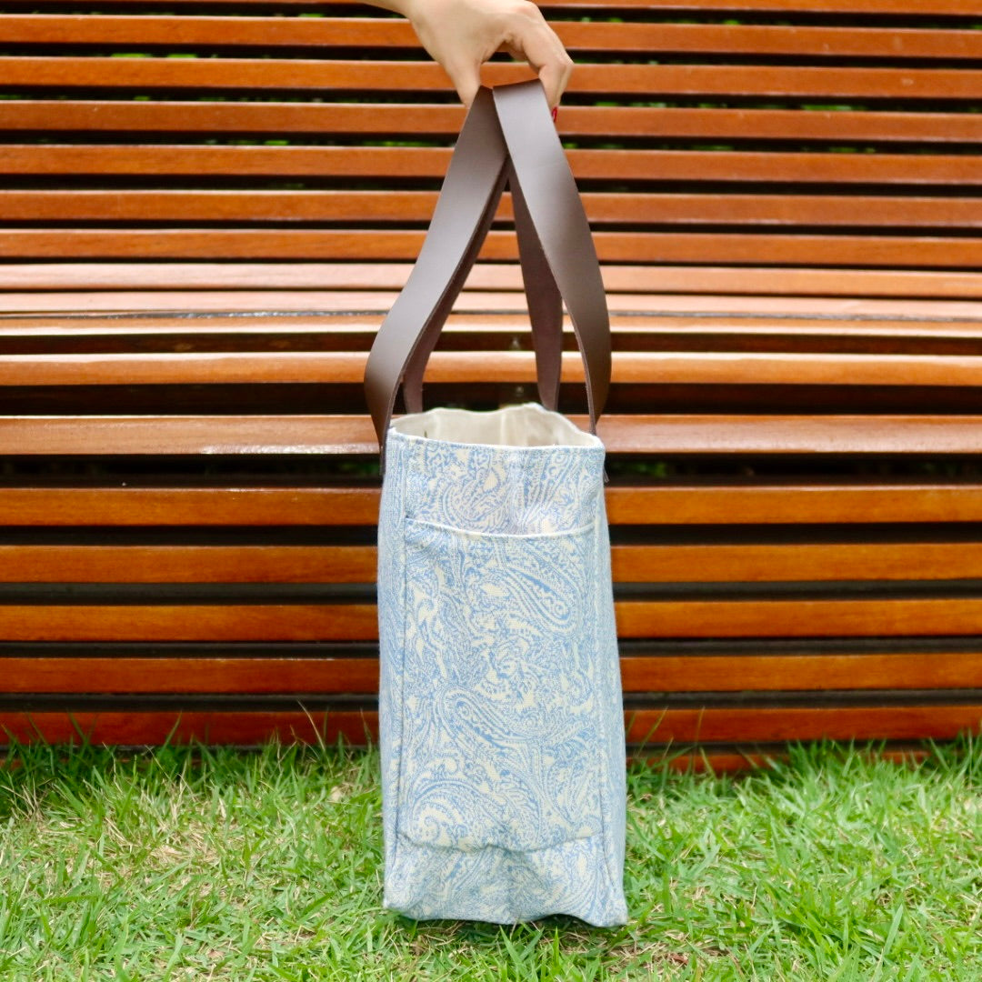 Bolsa Nuna Arabesque Azul com Alças de Couro Marrom Escuro