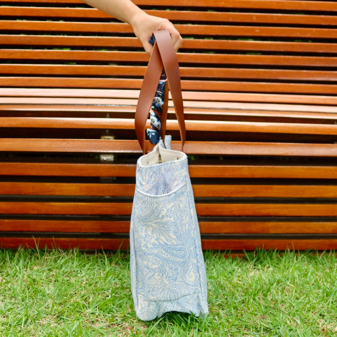 Bolsa Nuna Arabesque Azul com Alças de Couro Marrom