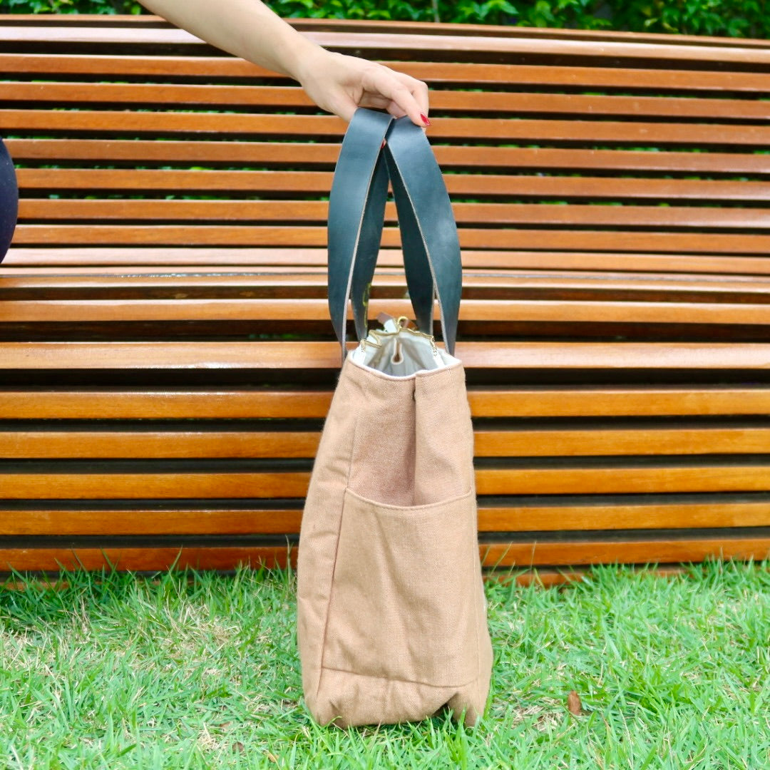 Bolsa Wallow Caramelo com Alça de Couro Preto com Zíper