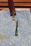 Bolsa Wallow Arabesque Azul com Alça de Couro Marrom