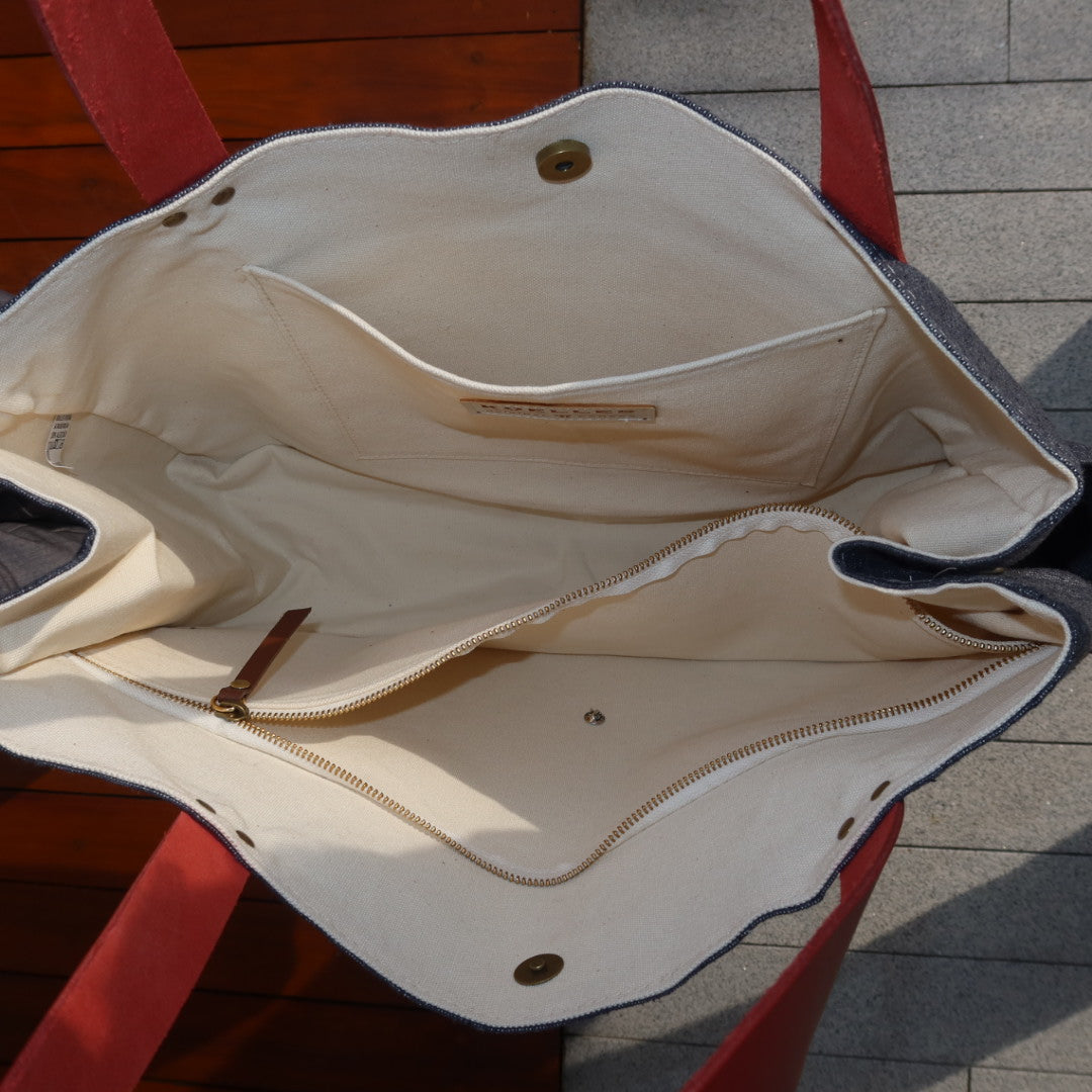 Bolsa Wallow Cinza com Alça de Couro Vermelho