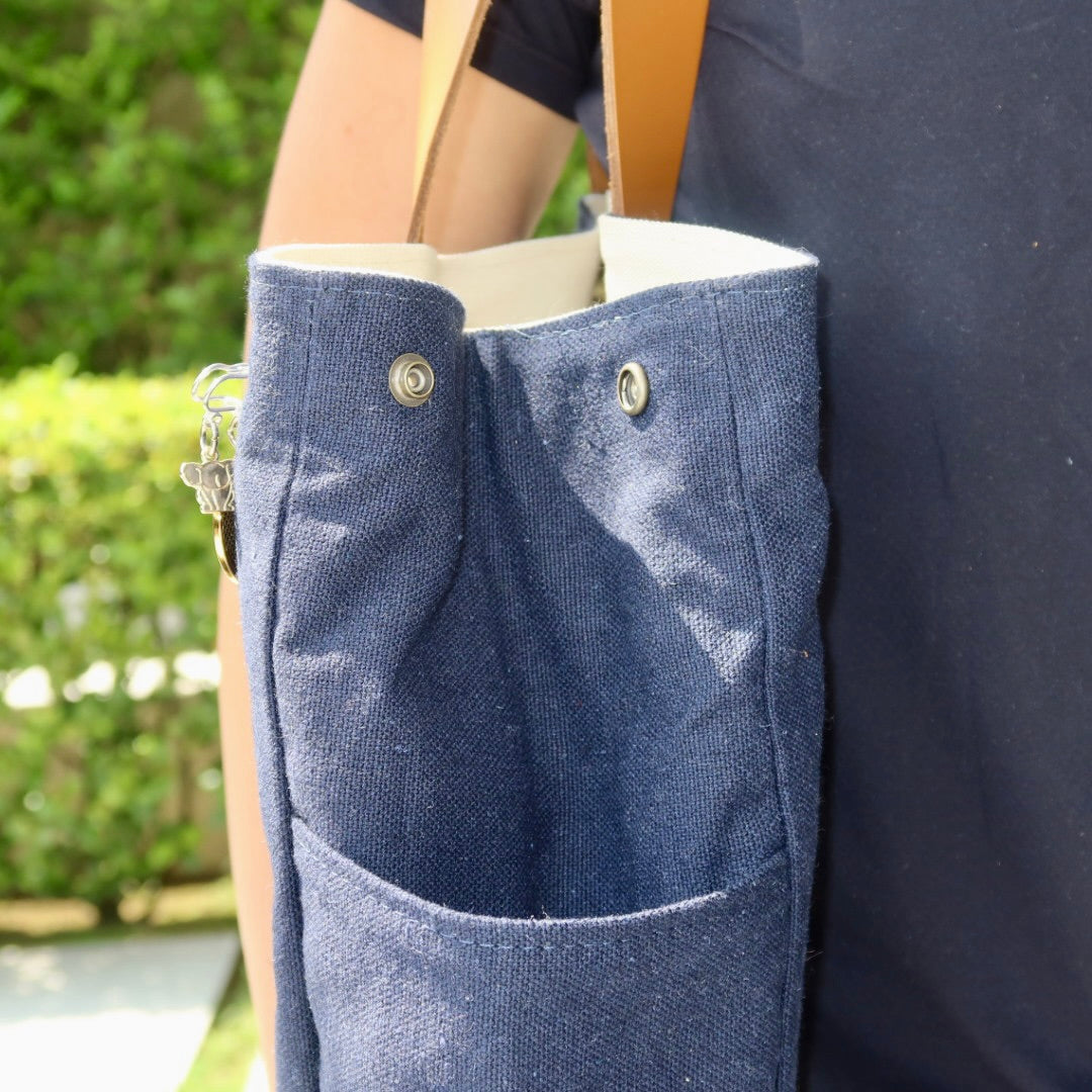 Bolsa Wallow Marinho com Alça de Couro Caramelo