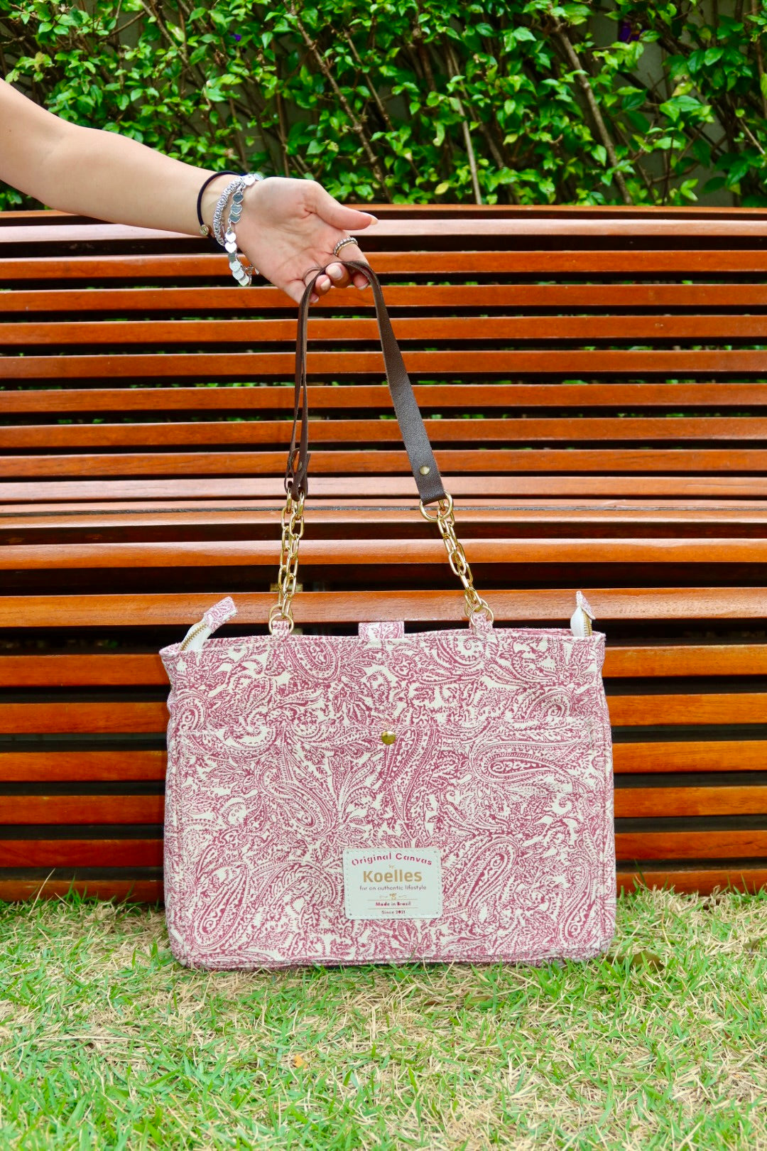 Bolsa Katrin Arabesque Vinho com Alças de Corrente e Couro Marrom Escuro