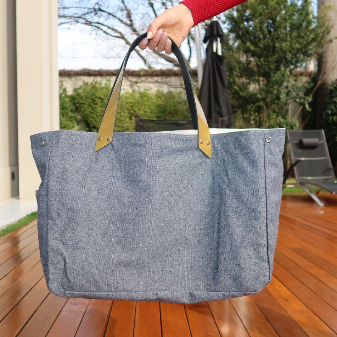 Bolsa Wallow Cinza com Alça de Couro Dourado