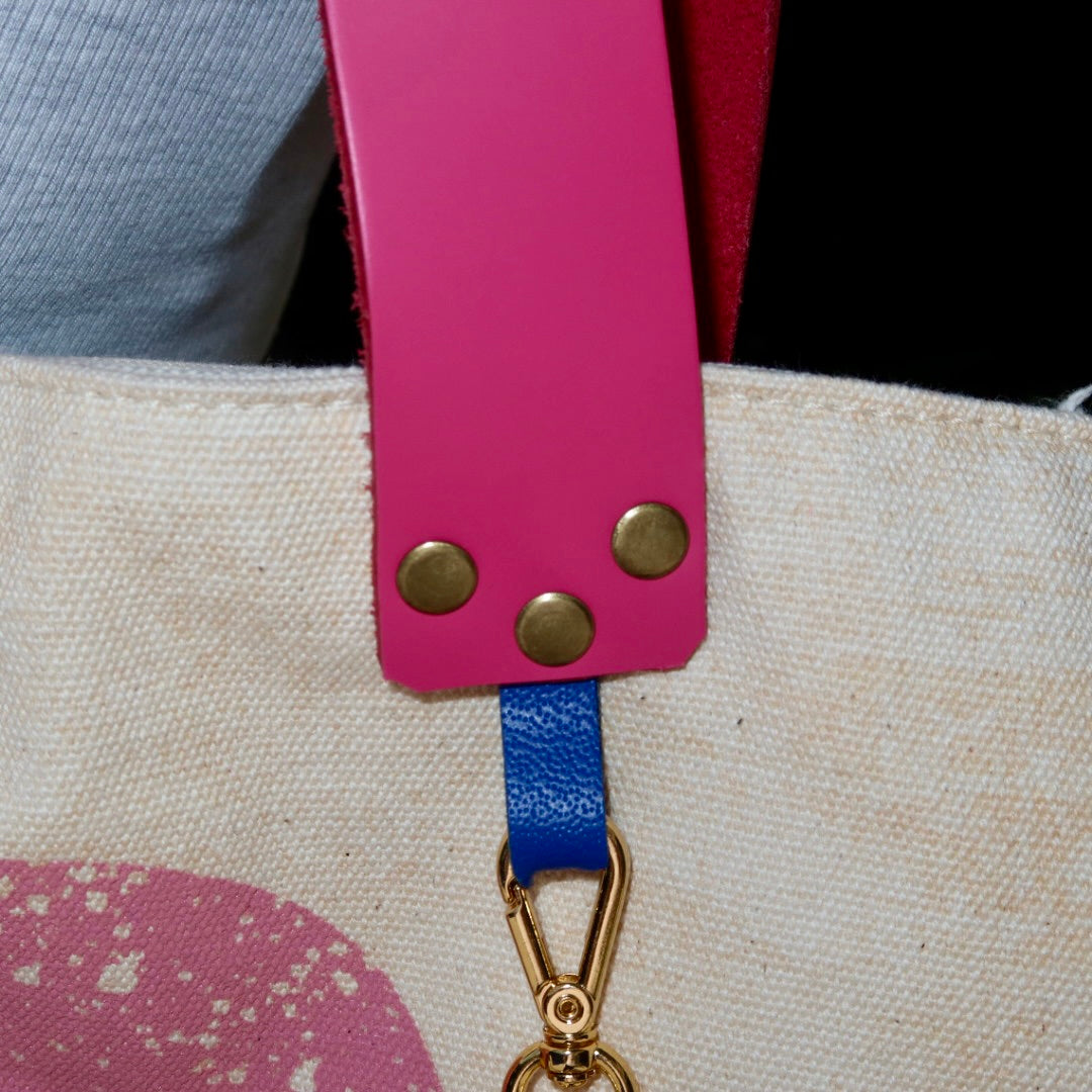 Bolsa Wallow Bege com Alça de Couro Rosa Choque