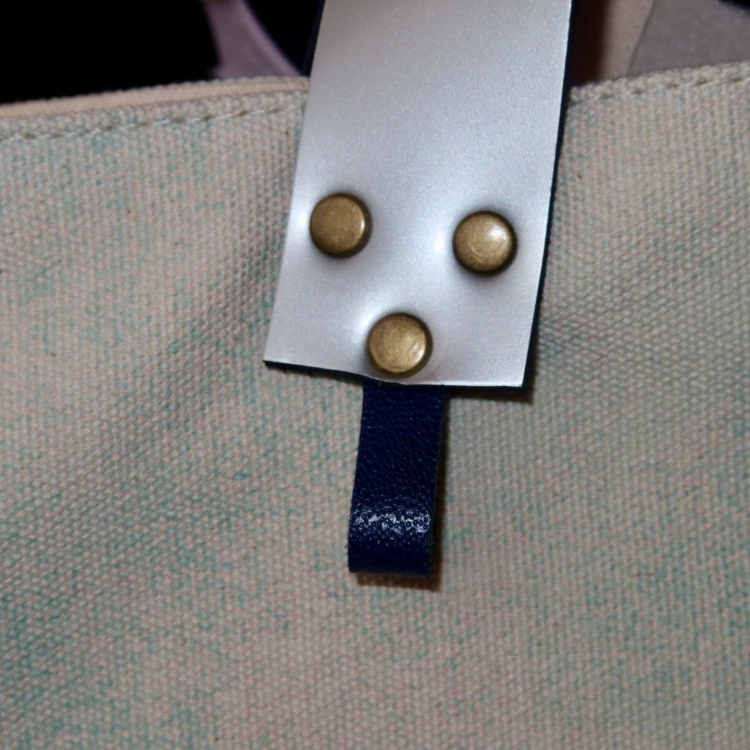 Bolsa Wallow Aqua com Alça de Couro Prata com Zíper