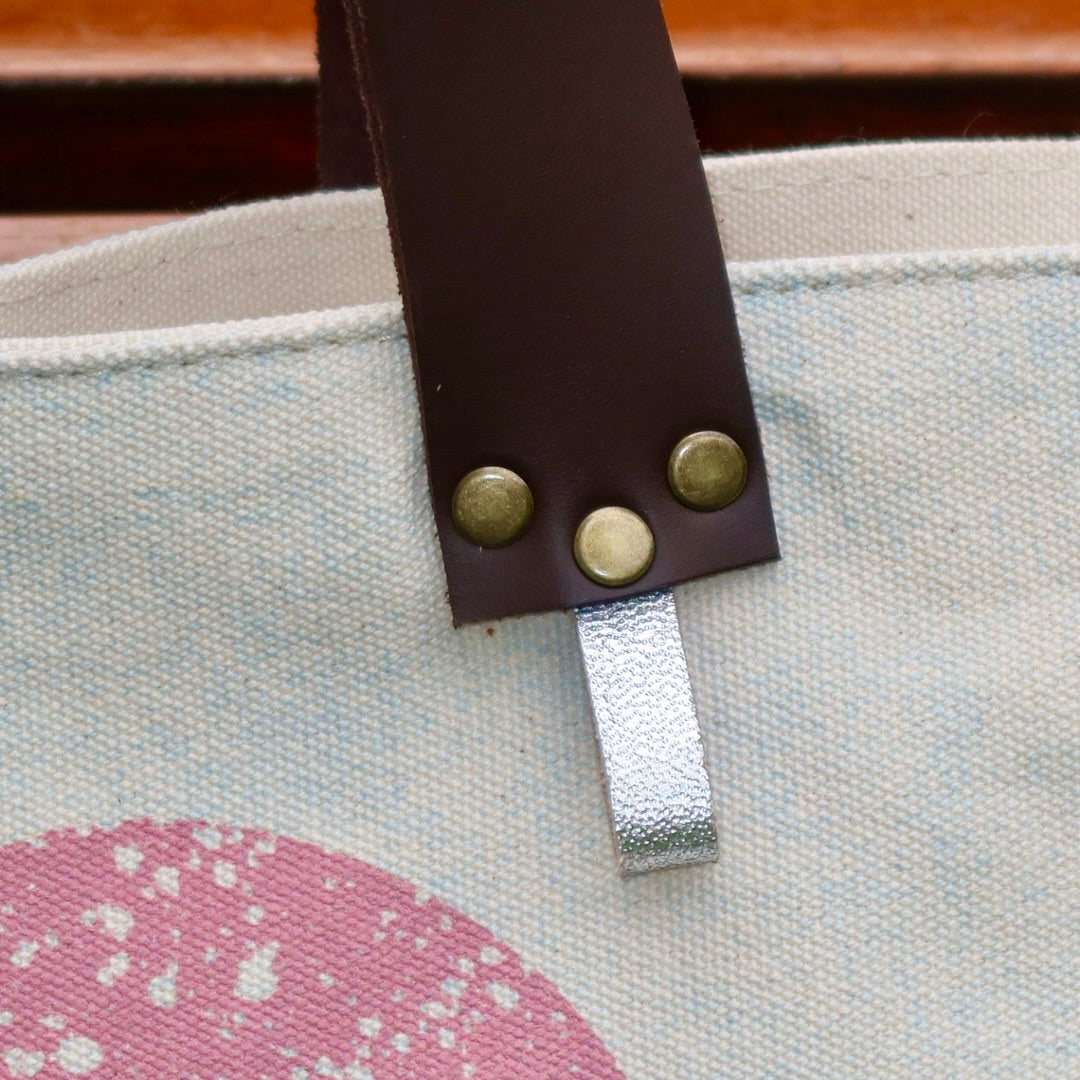 Bolsa Wallow Aqua com Alça de Couro Marrom Escuro