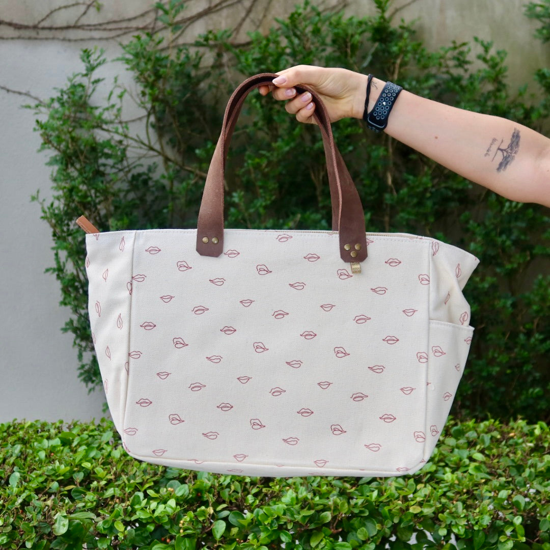 Bolsa Nuna Beijinho Cru com Alças de Couro Marrom Escuro