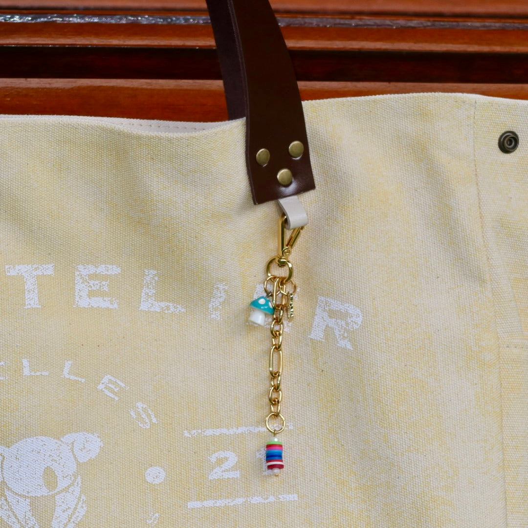 Bolsa Wallow Amarela com Alça de Couro Marrom Escuro