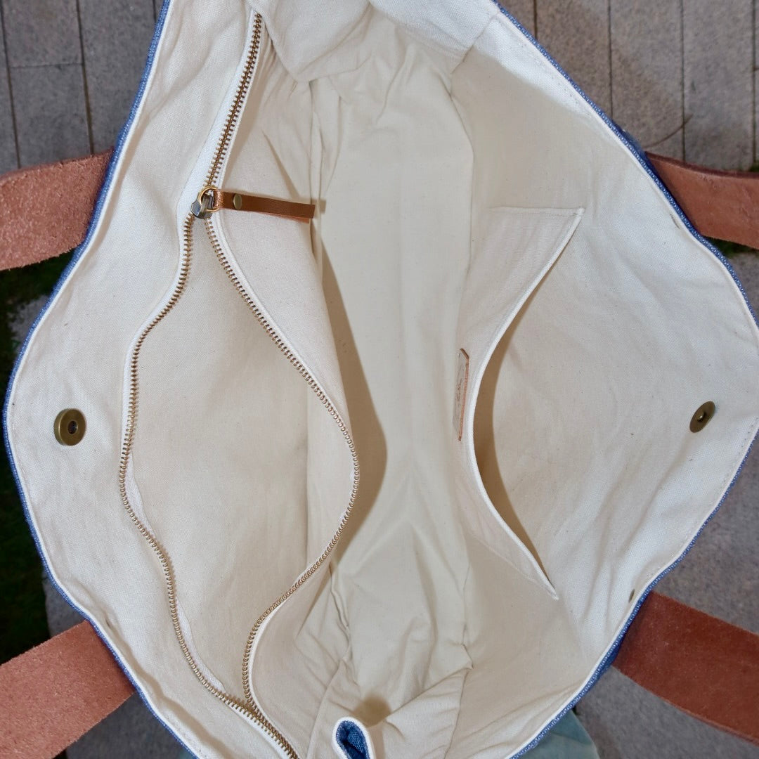 Bolsa Wallow Jeans Claro com Alça de Couro Caramelo