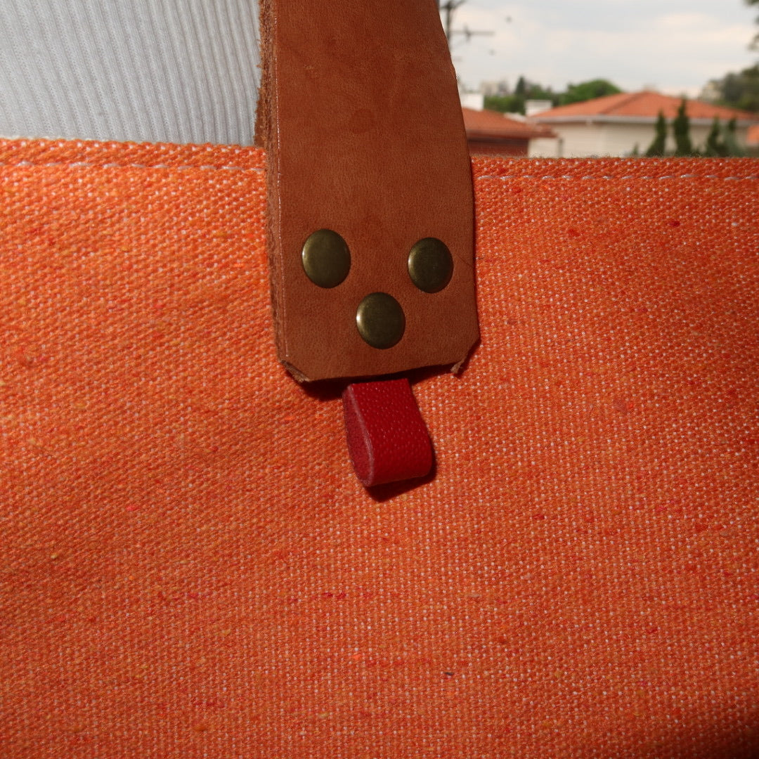Bolsa Wallow Laranja com Alça de Couro Marrom Claro