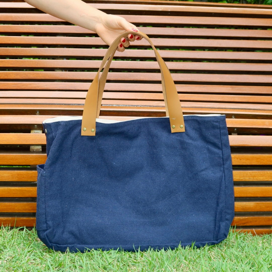 Bolsa Wallow Marinho com Alça de Couro Caramelo