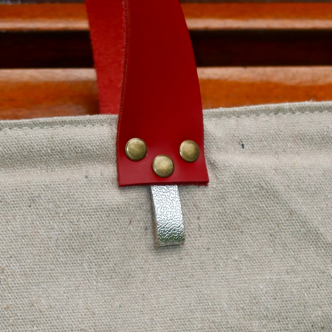 Bolsa Wallow Cinza com Alça de Couro Vermelha com Zíper