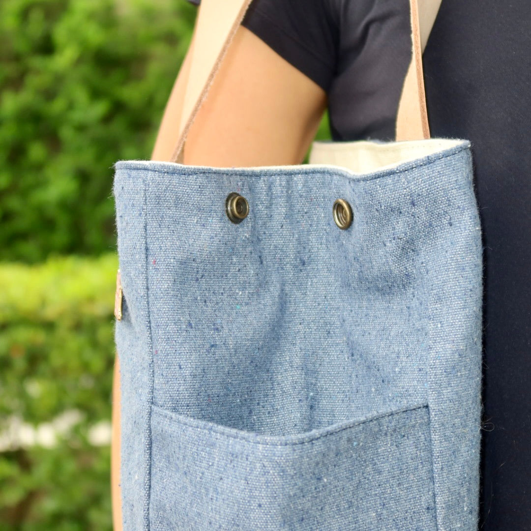 Bolsa Wallow Jeans Claro com Alça de Couro Pêssego