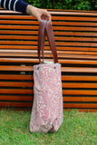 Bolsa Wallow Arabesque Vinho com Alça de Couro Marrom Escuro