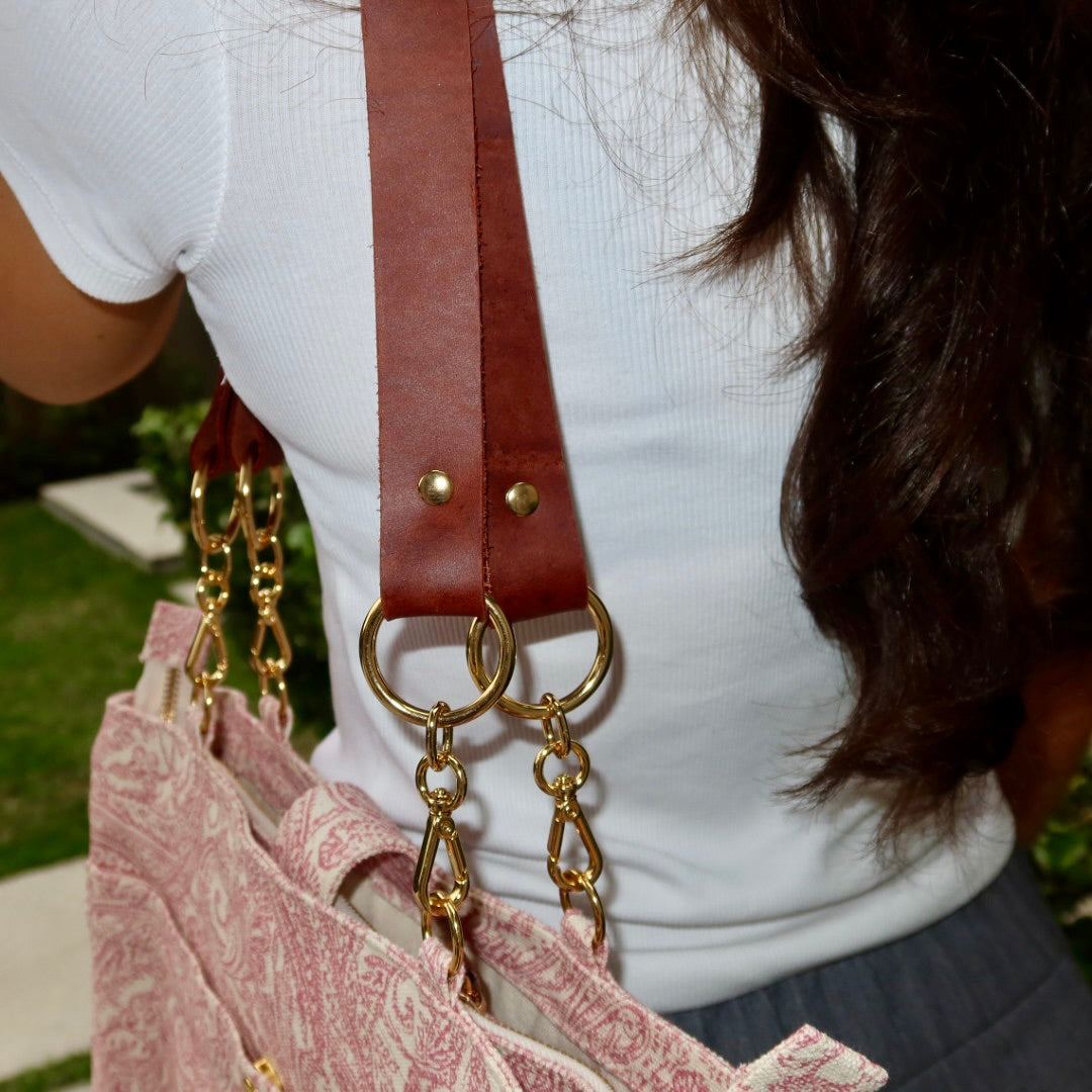 Bolsa Katrin Arabesque Rosa com Alças de Corrente e Couro Marrom