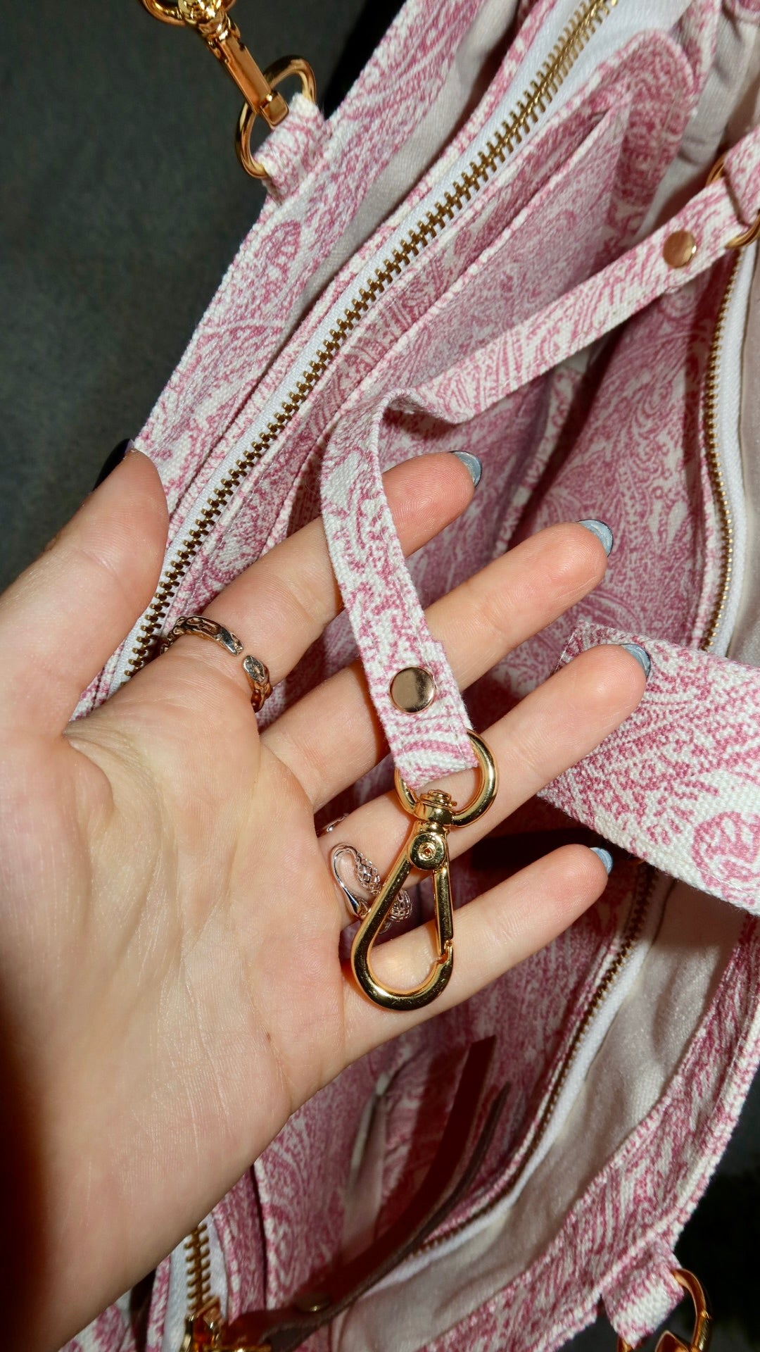 Bolsa Katrin Arabesque Rosa com Alças de Corrente e Couro Marrom