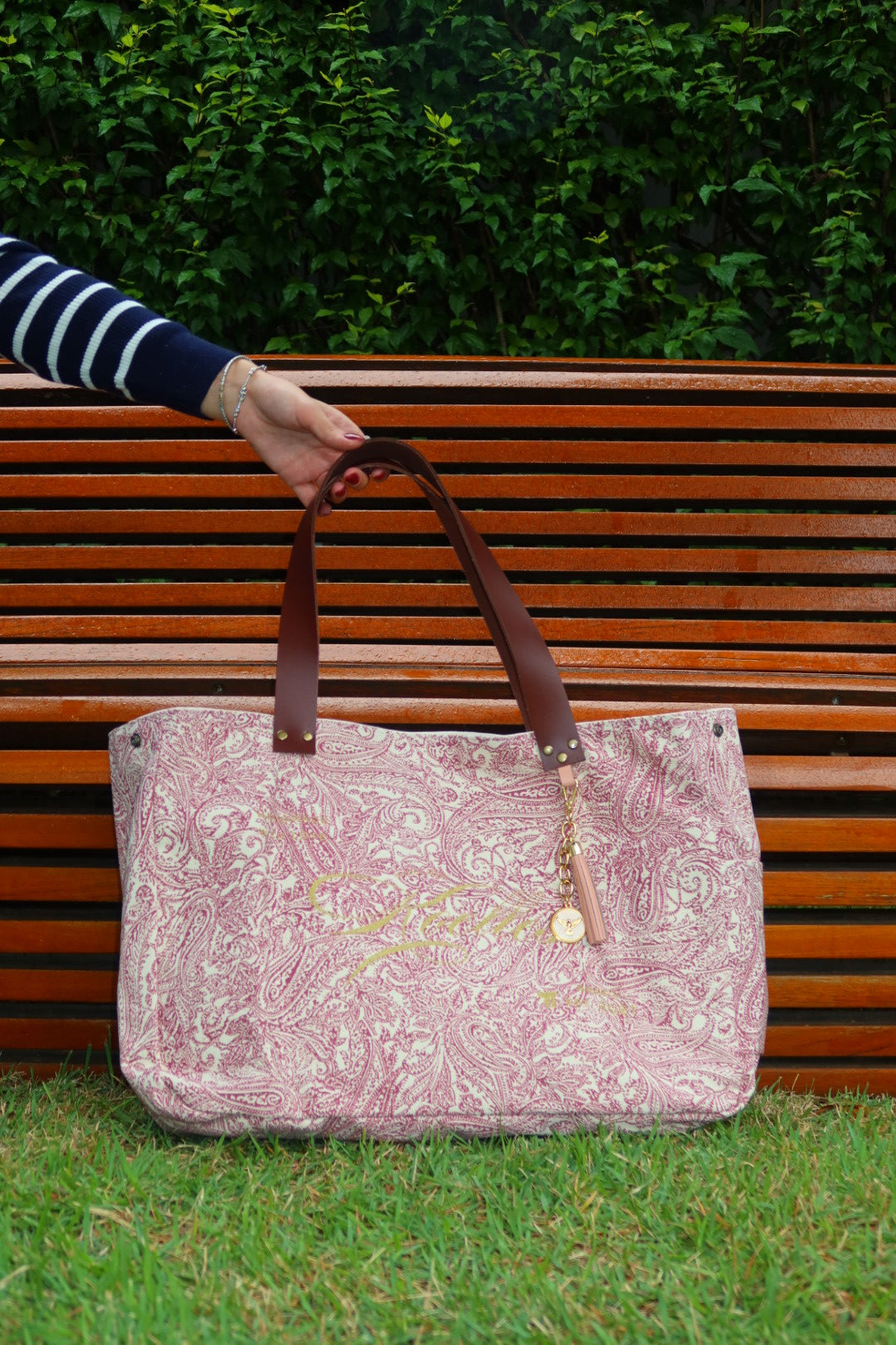 Bolsa Wallow Arabesque Vinho com Alça de Couro Marrom Escuro