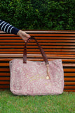 Bolsa Wallow Arabesque Vinho com Alça de Couro Marrom Escuro