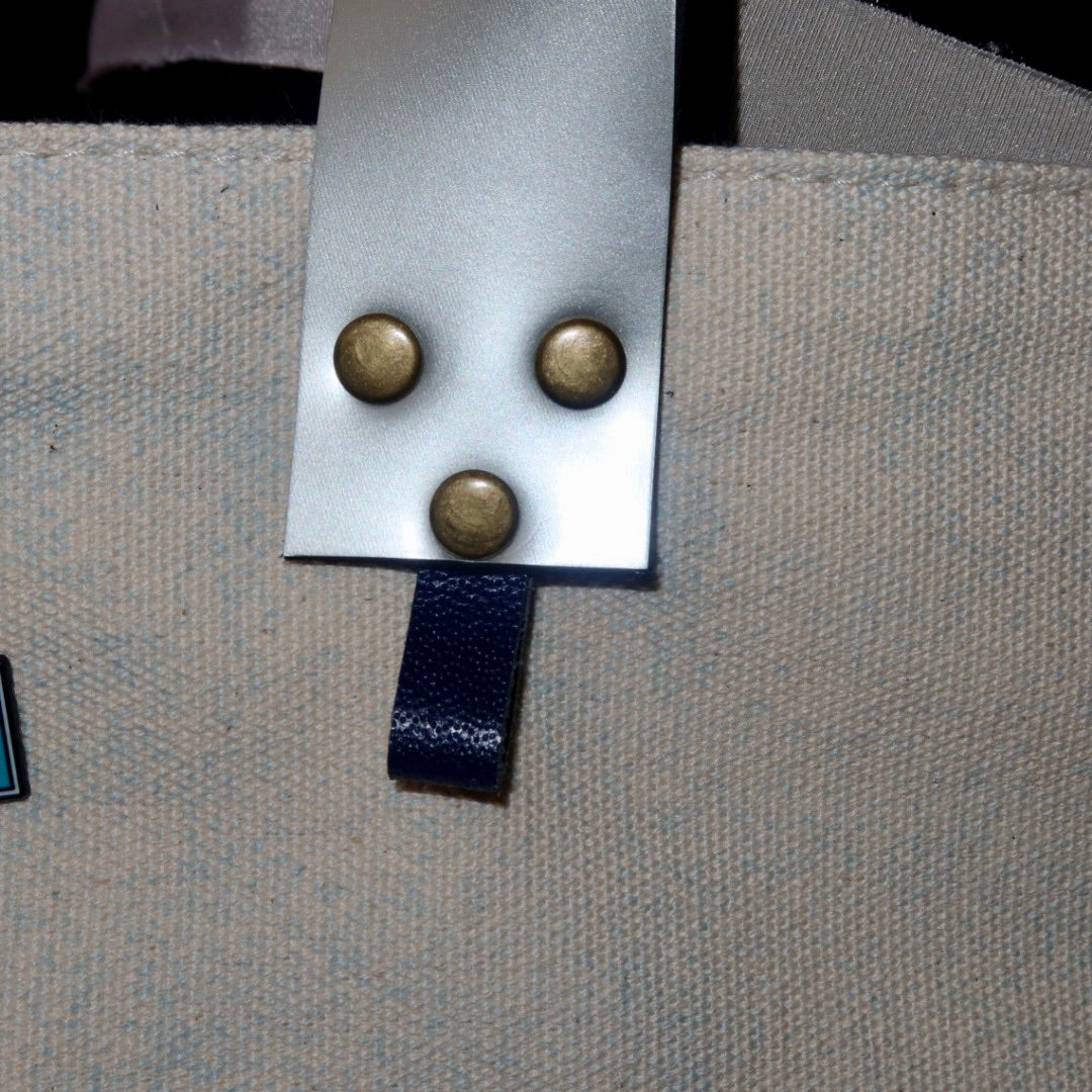 Bolsa Wallow Azul com Alça de Couro Prata