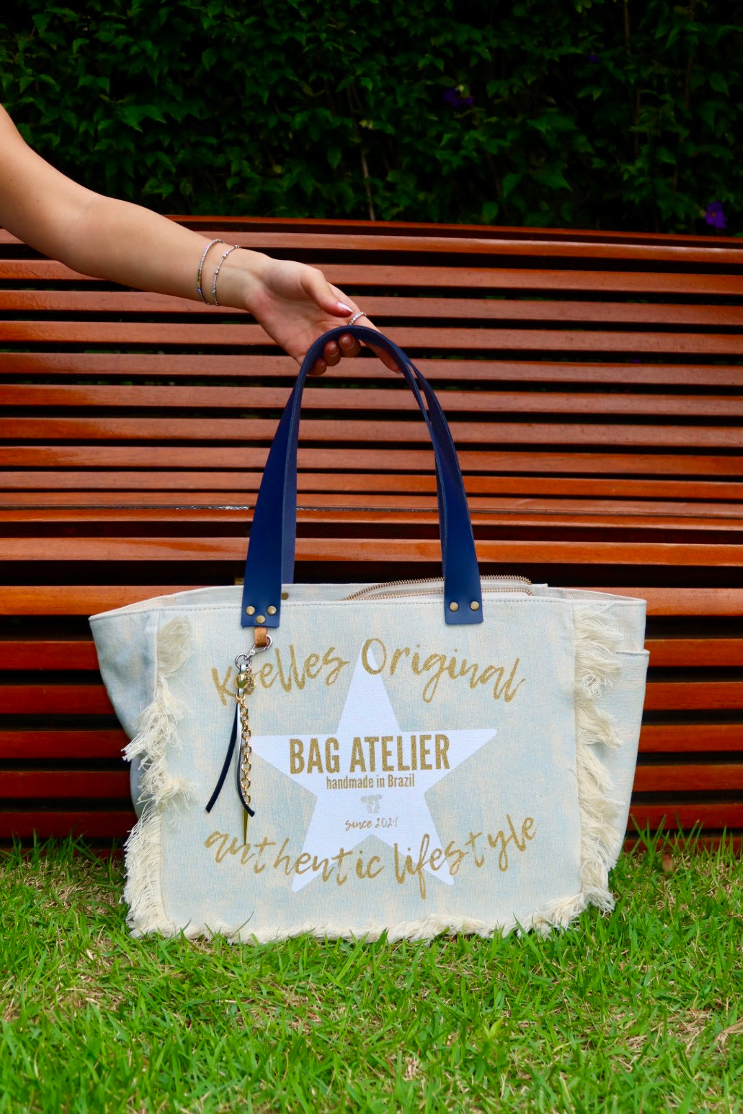 Bolsa Nuna Azul com Alças de Couro Marinho com Zíper