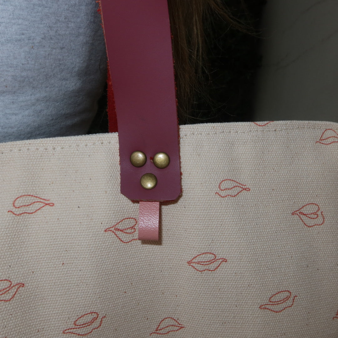 Bolsa Wallow Beijinho Cru com Alça de Couro Vinho