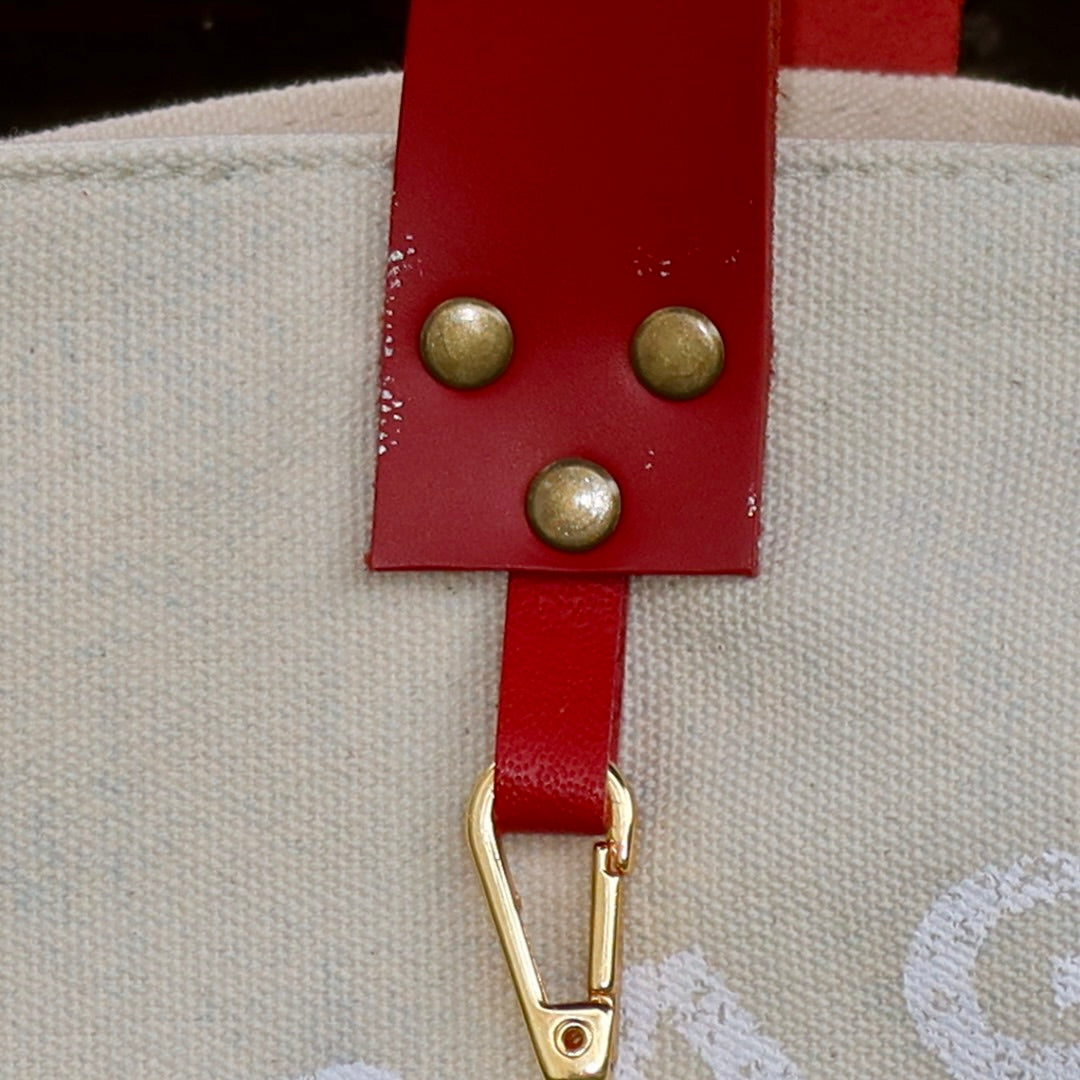 Bolsa Wallow Azul com Alça de Couro Vermelha