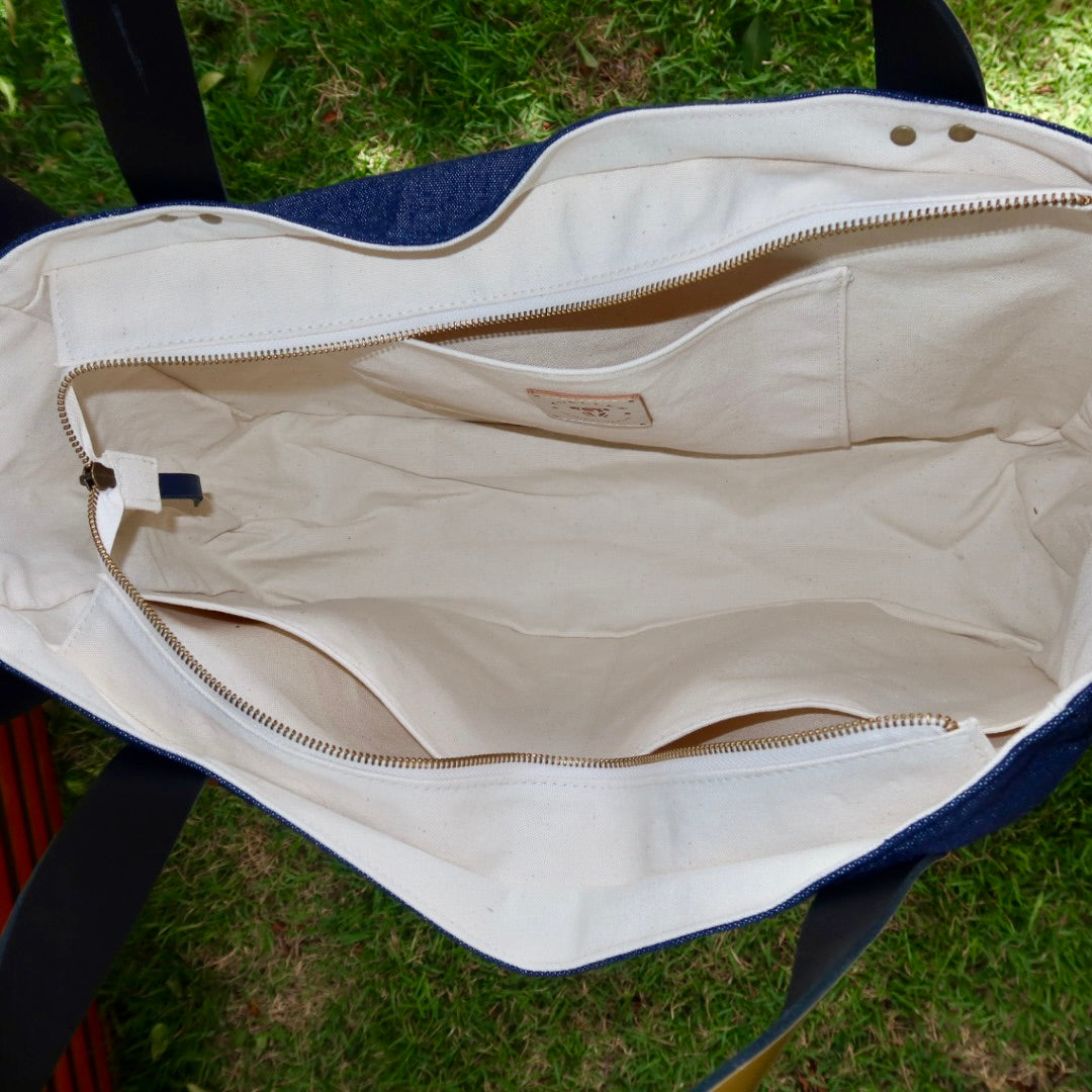 Bolsa Wallow Jeans Escuro com Alça de Couro Dourado com Zíper